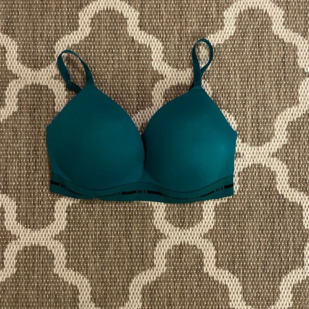 Victoria’s Secret wear everywhere wireless push-up bra size 38DD